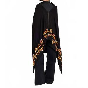 NEW V DE VINSTER playful poncho in black